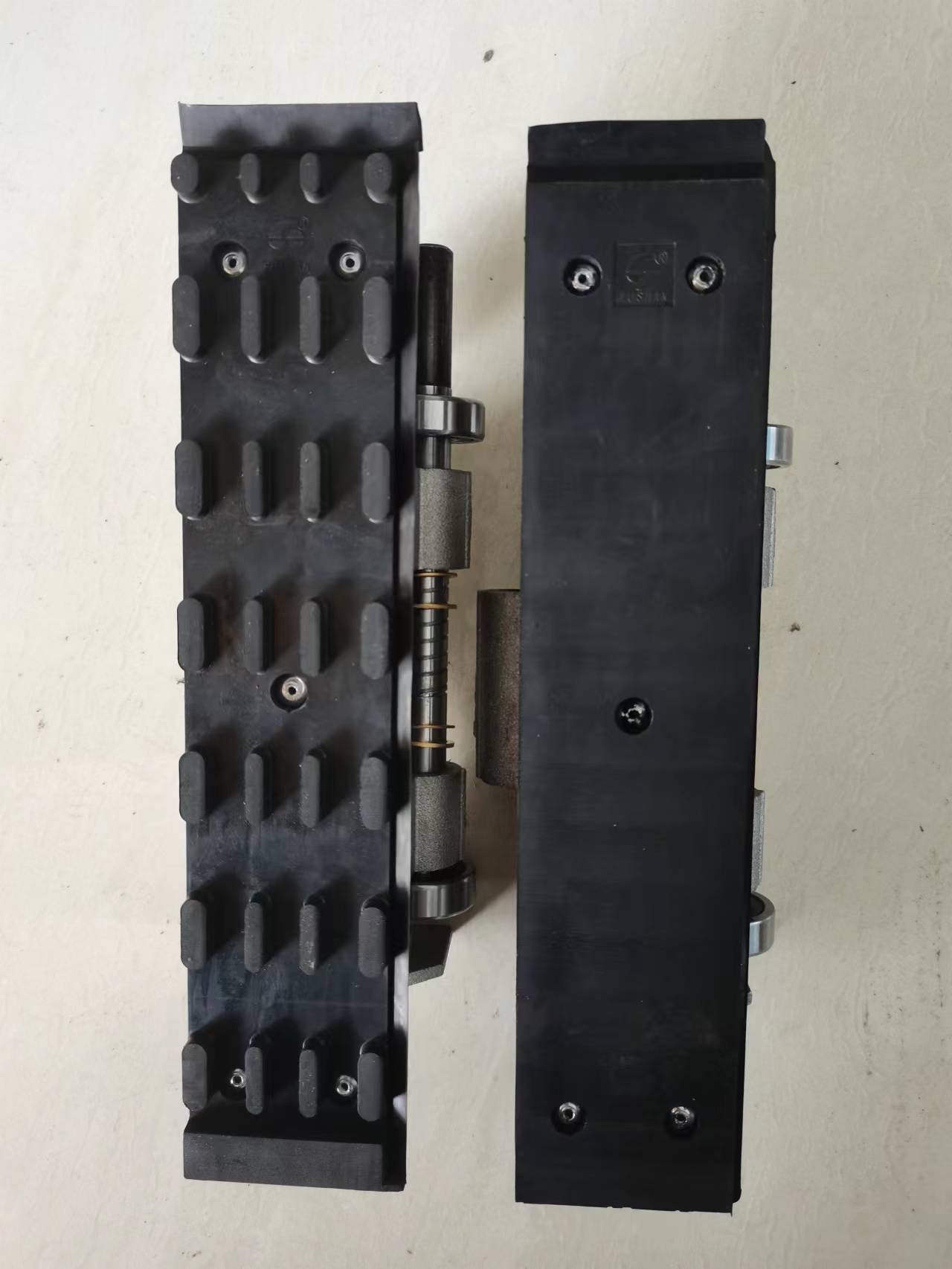 CONVEY PAD FOR BEARING BEVELING MACHINE